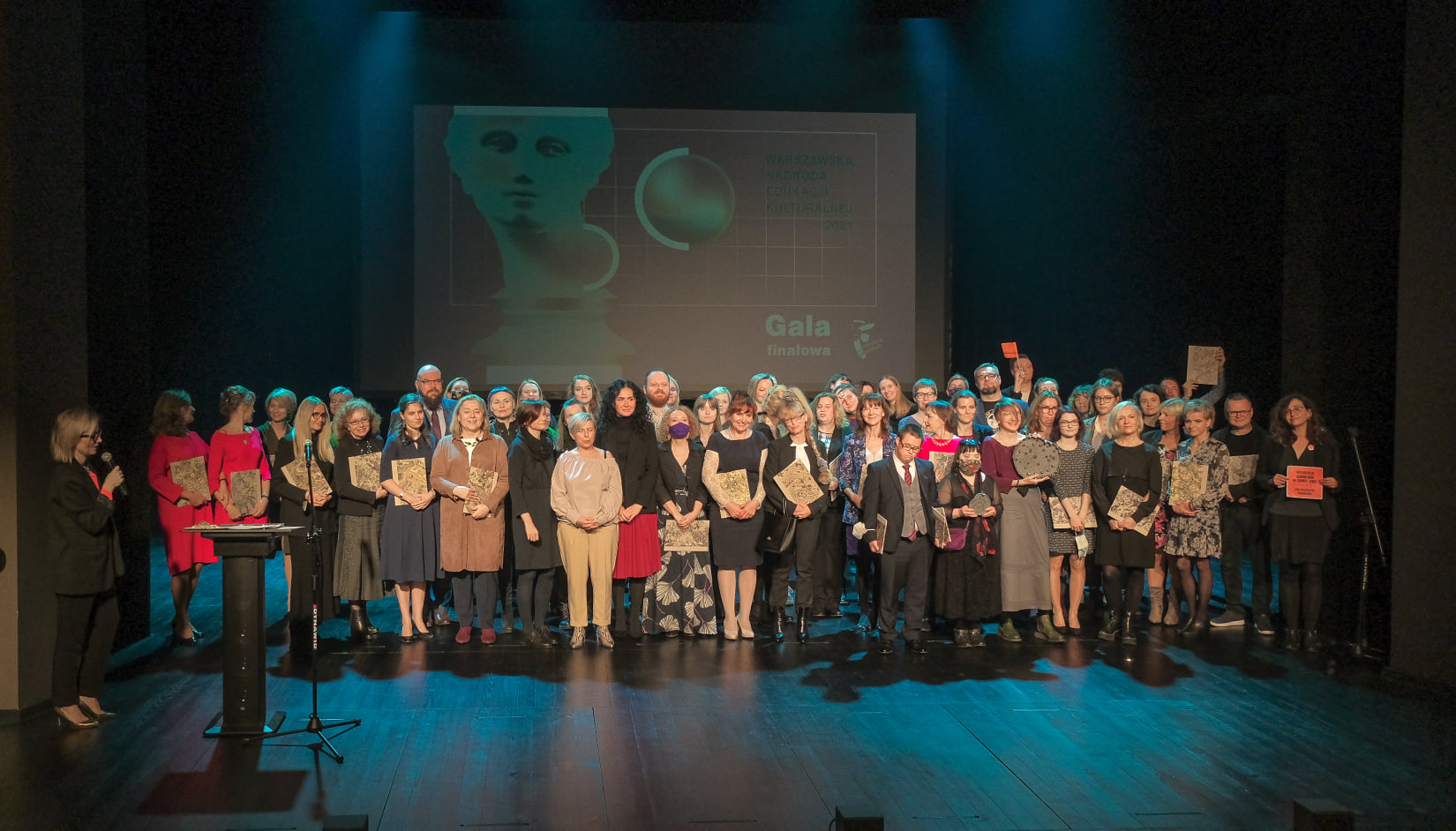 Na scenie stoją wszyscy laureaci konkursu Warszawskiej Nagrody Edukacji Kulturalnej 2021